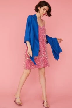JAYLEY Cashmere Blend Wrap In Blue With Fringed Hem And Logo