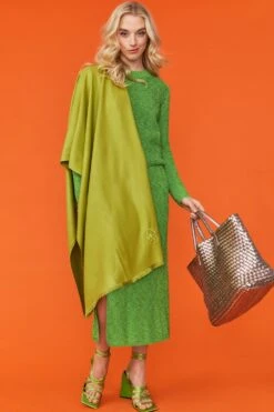JAYLEY Cashmere Blend Wrap In Green With Fringed Hem And Logo