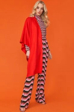 JAYLEY Cashmere Blend Wrap In Red With Fringed Hem And Logo